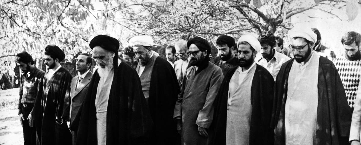 Iran, la sinistra che si indigna per il velo dimentica quanto osannò Khomeini